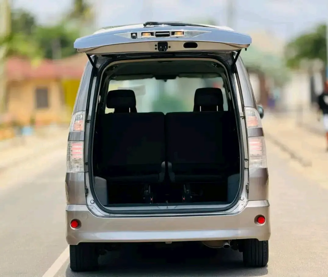 Toyota Noah New Shape 2006 thumbnail 3