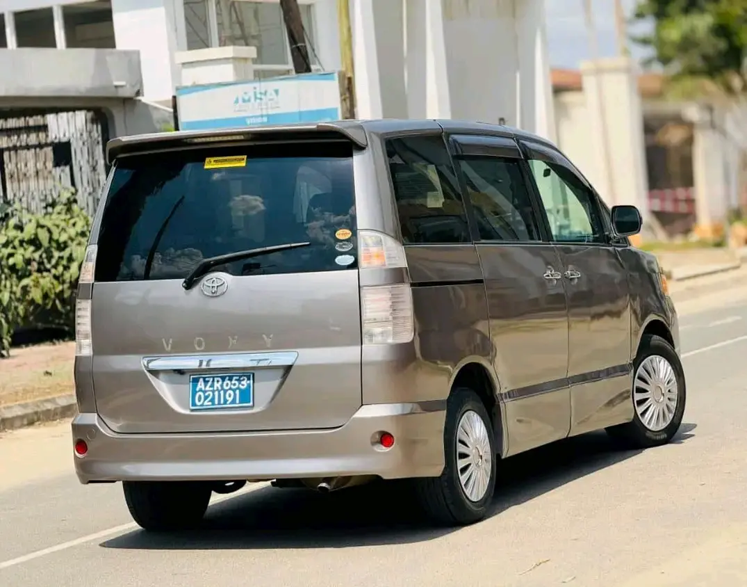 Toyota Noah New Shape 2006 thumbnail 4