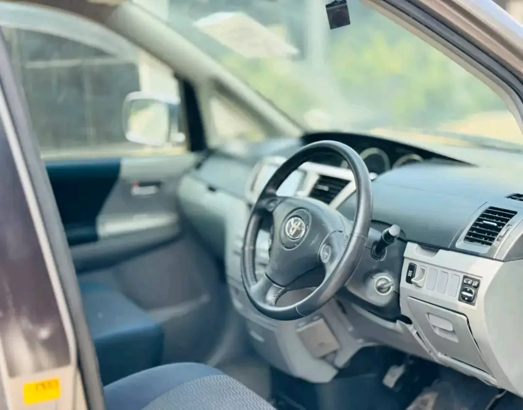 Toyota Noah New Shape 2006 thumbnail 6