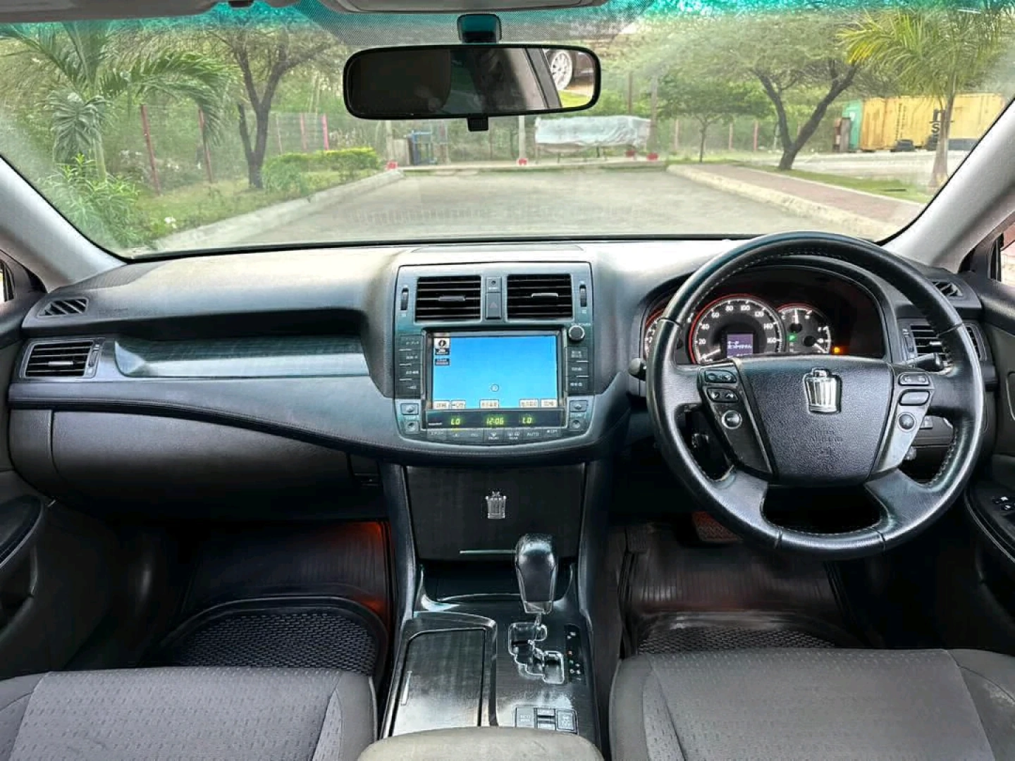 Toyota Crown New Model Black Sedan 2010 thumbnail 3
