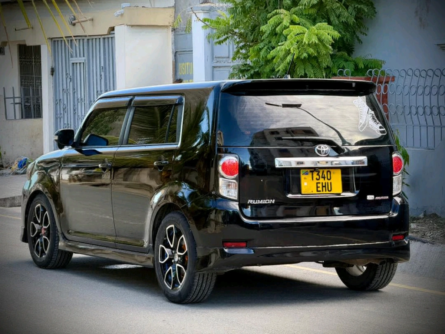 Black Toyota Rumion 1790 CC Full AC thumbnail 3