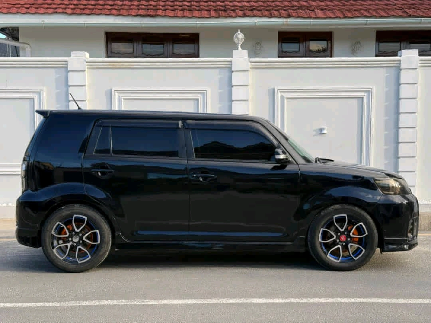 Black Toyota Rumion 1790 CC Full AC thumbnail 5
