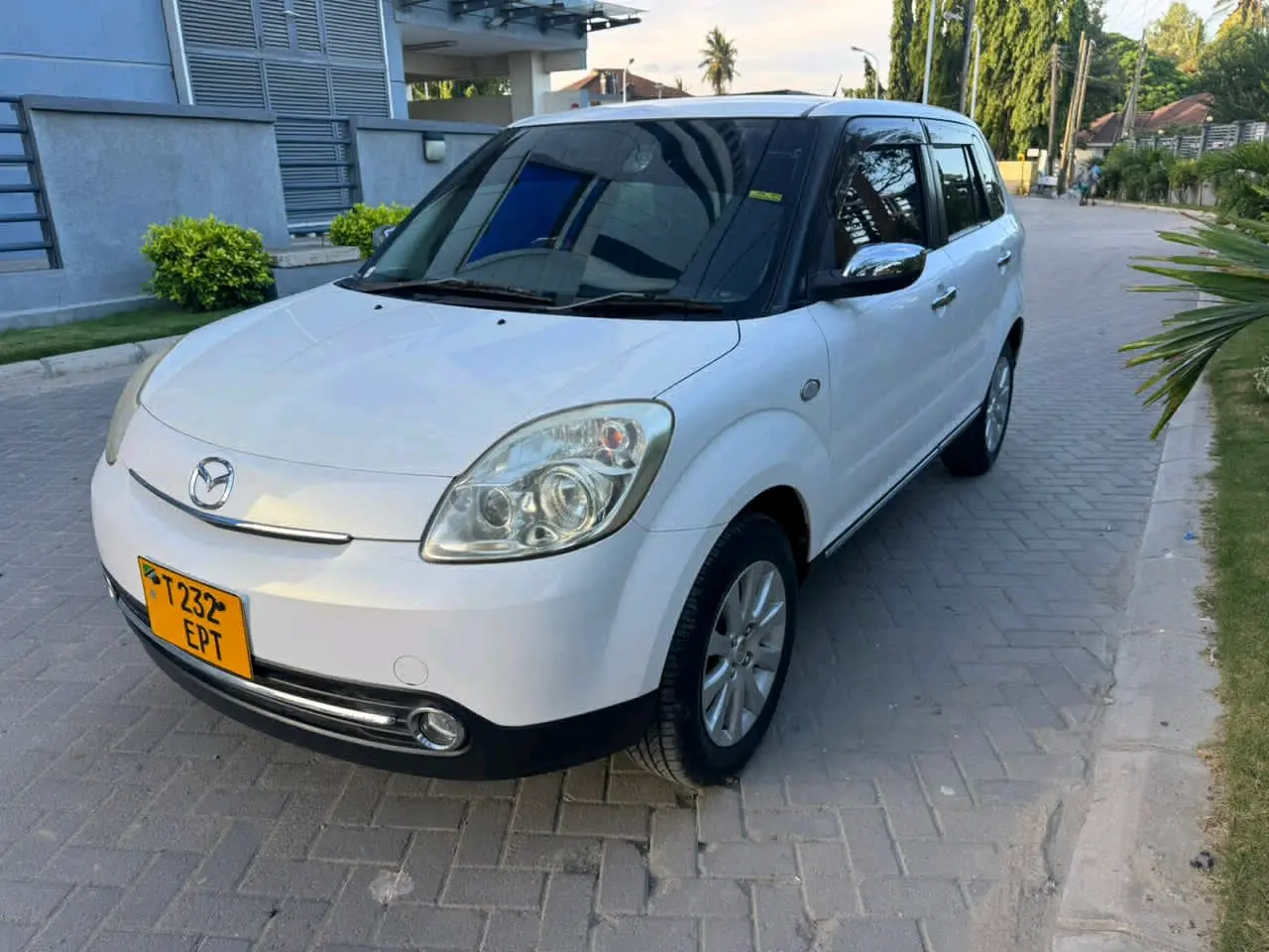 Mazda Verisa 2013, Automatic, 1490cc thumbnail 3