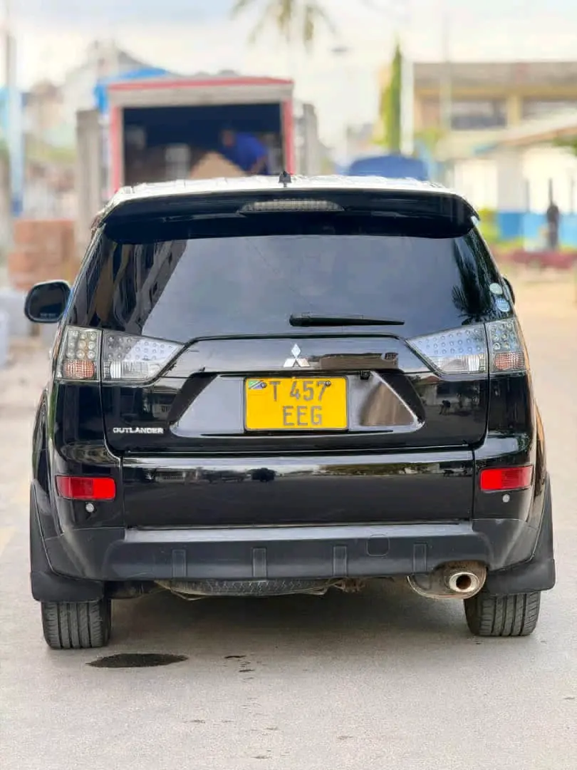 Black 2005 Mitsubishi Outlander for Sale thumbnail 2