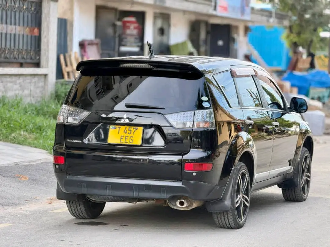 Black 2005 Mitsubishi Outlander for Sale thumbnail 3