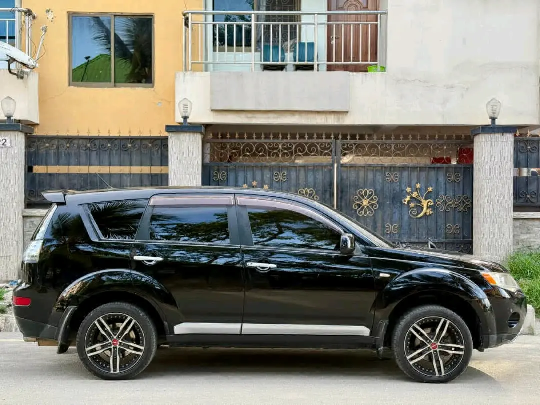 Black 2005 Mitsubishi Outlander for Sale thumbnail 4