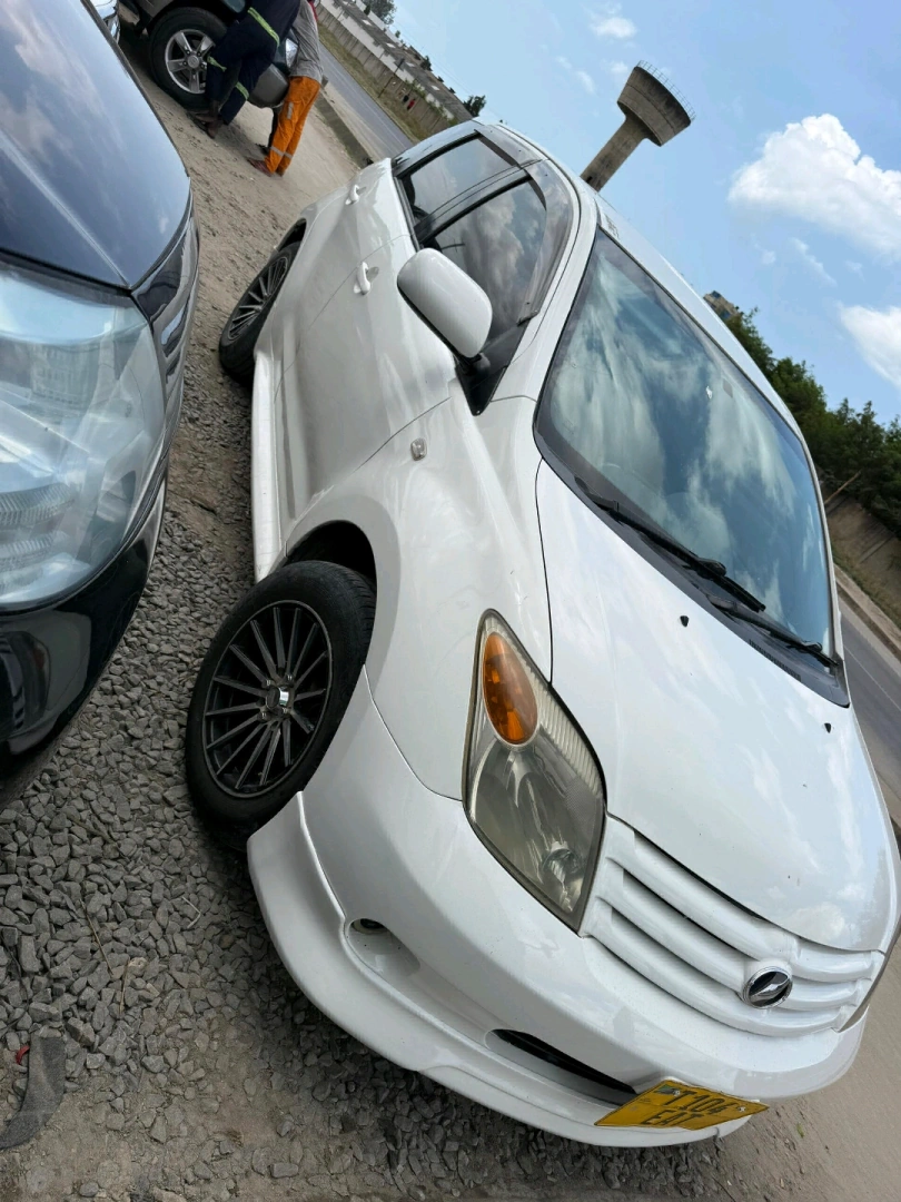 White Toyota Ist 1290cc Automatic