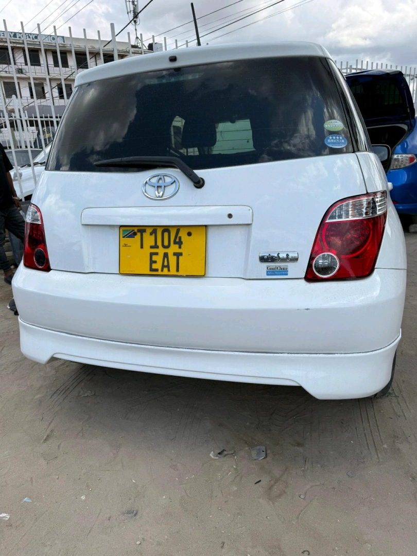 White Toyota Ist 1290cc Automatic thumbnail 2