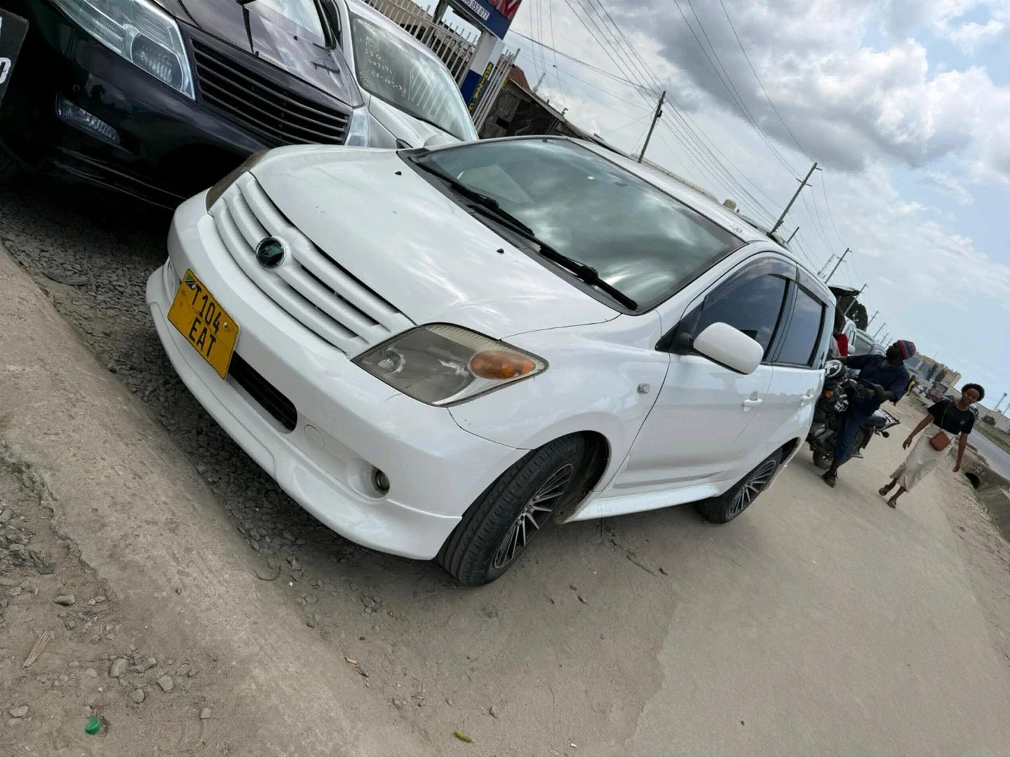White Toyota Ist 1290cc Automatic thumbnail 3