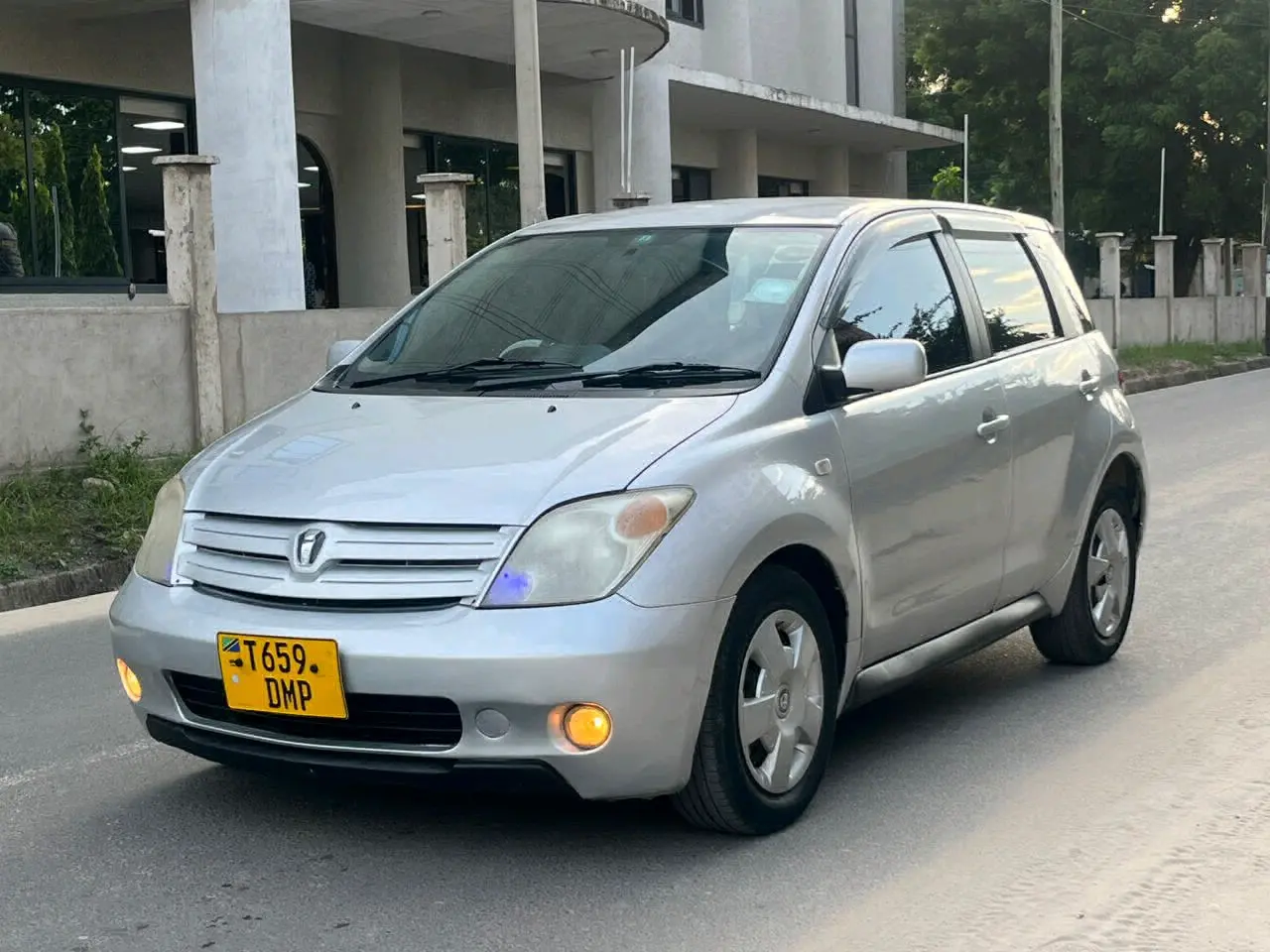 Toyota Ist Silver (DMP) thumbnail 2