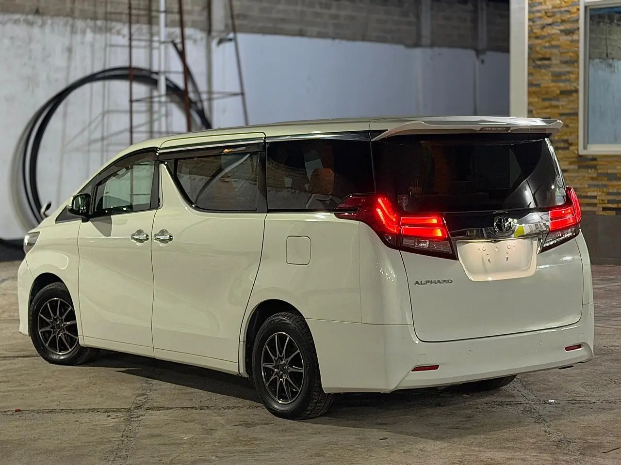 Toyota Alphard 2016 Executive Edition thumbnail 2