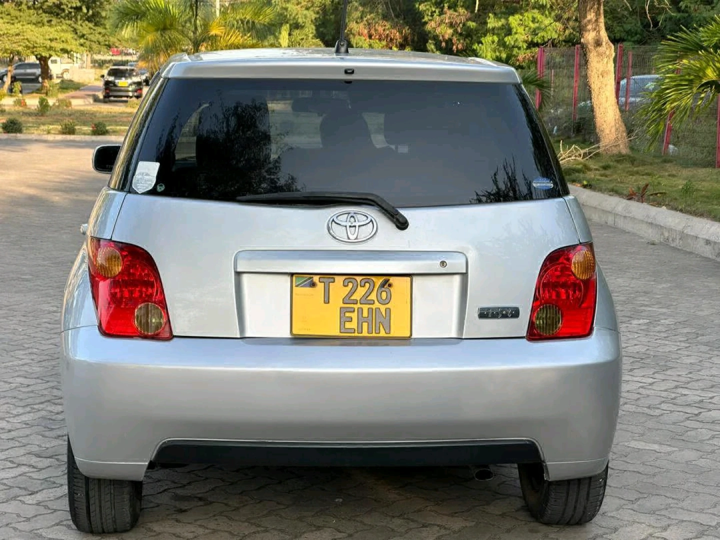 Toyota Ist Automatic 1290cc (Silver) thumbnail 2