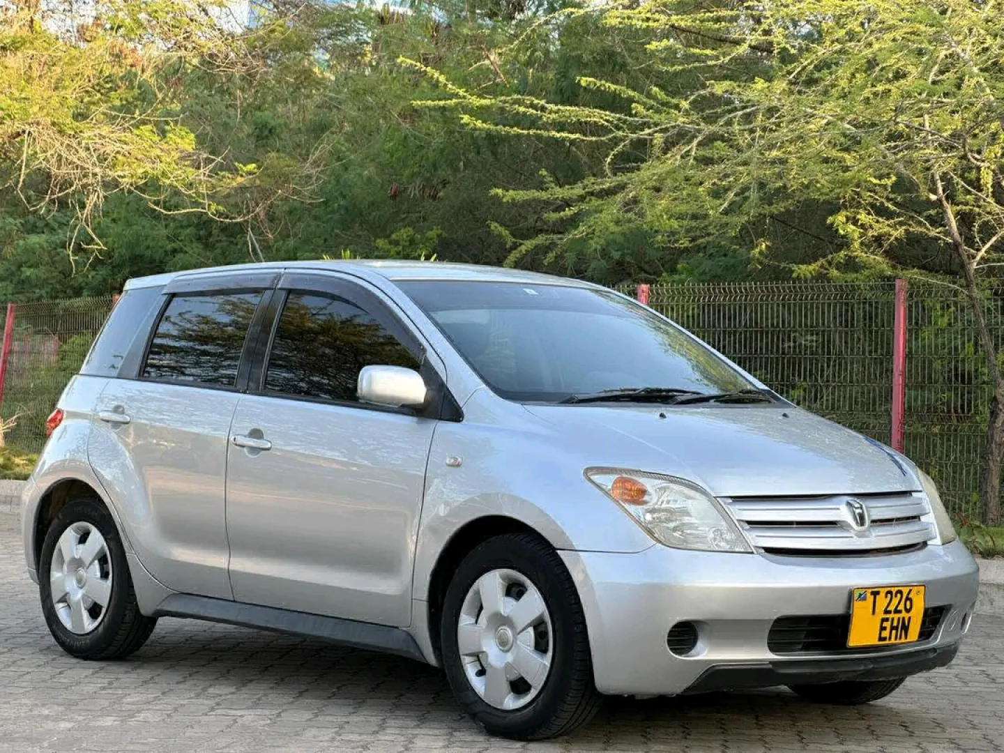 Toyota Ist Automatic 1290cc (Silver) thumbnail 3