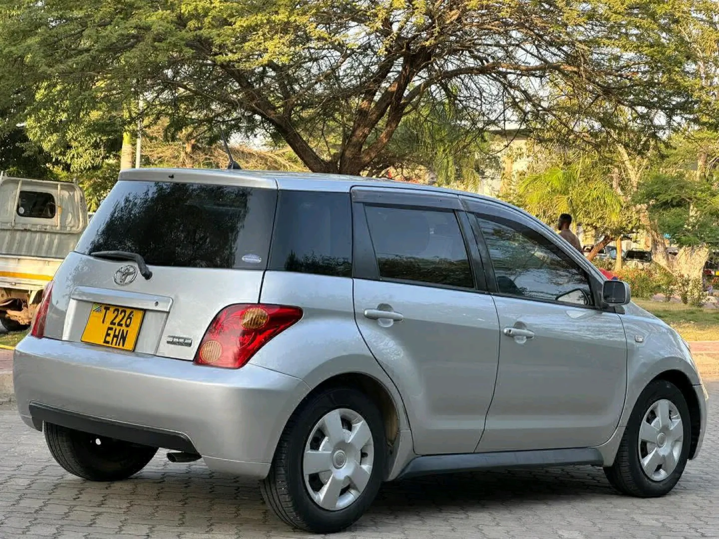 Toyota Ist Automatic 1290cc (Silver) thumbnail 4
