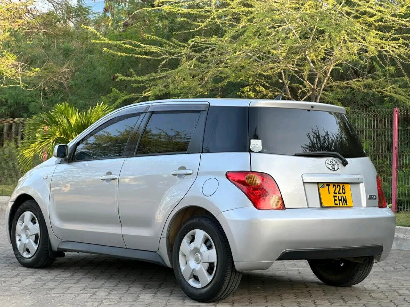 Toyota Ist Automatic 1290cc (Silver) thumbnail 6