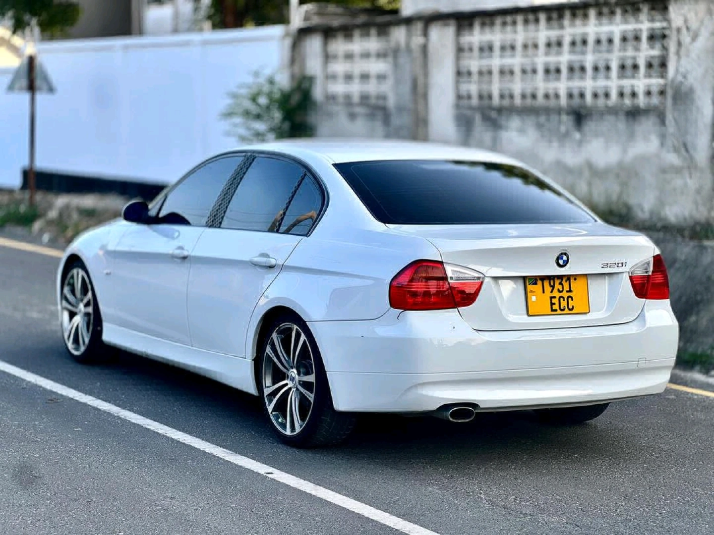 White BMW 3 Series Sedan 2008 thumbnail 3