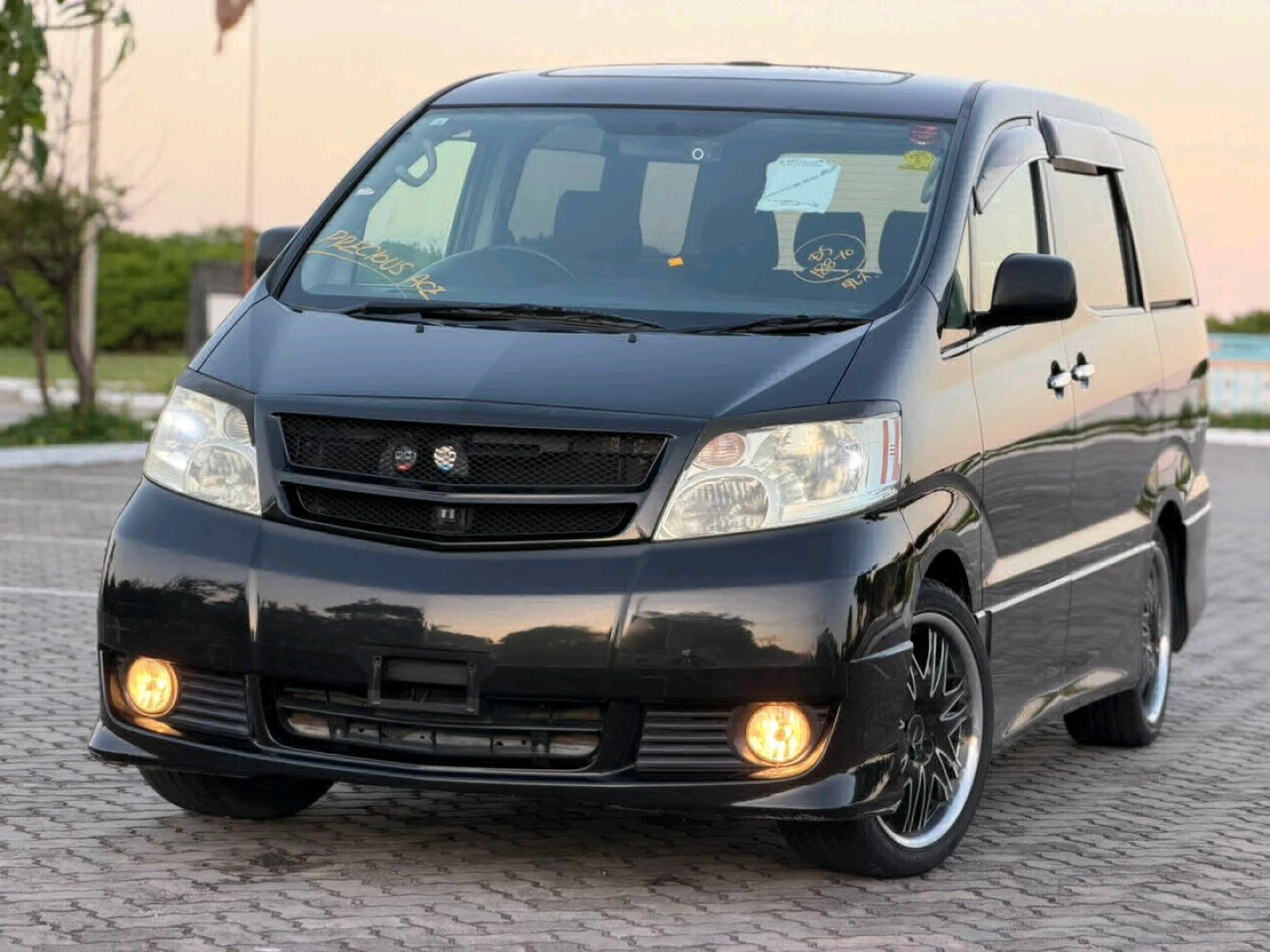 Black Toyota Alphard Sports Modelista Van 2005 thumbnail 2