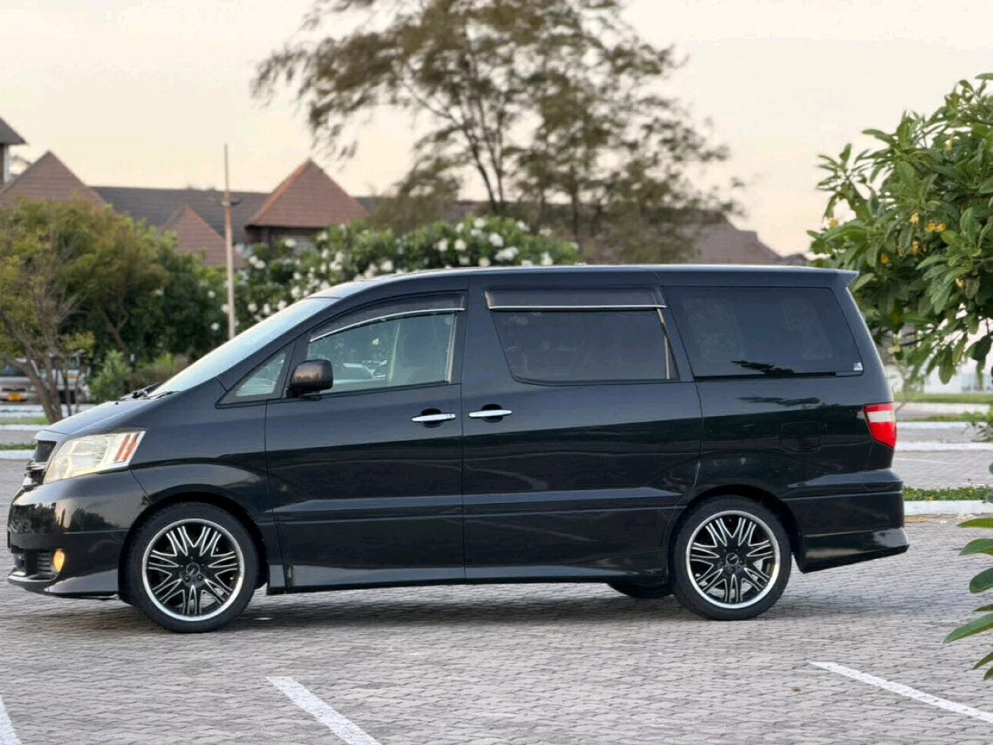 Black Toyota Alphard Sports Modelista Van 2005 thumbnail 6