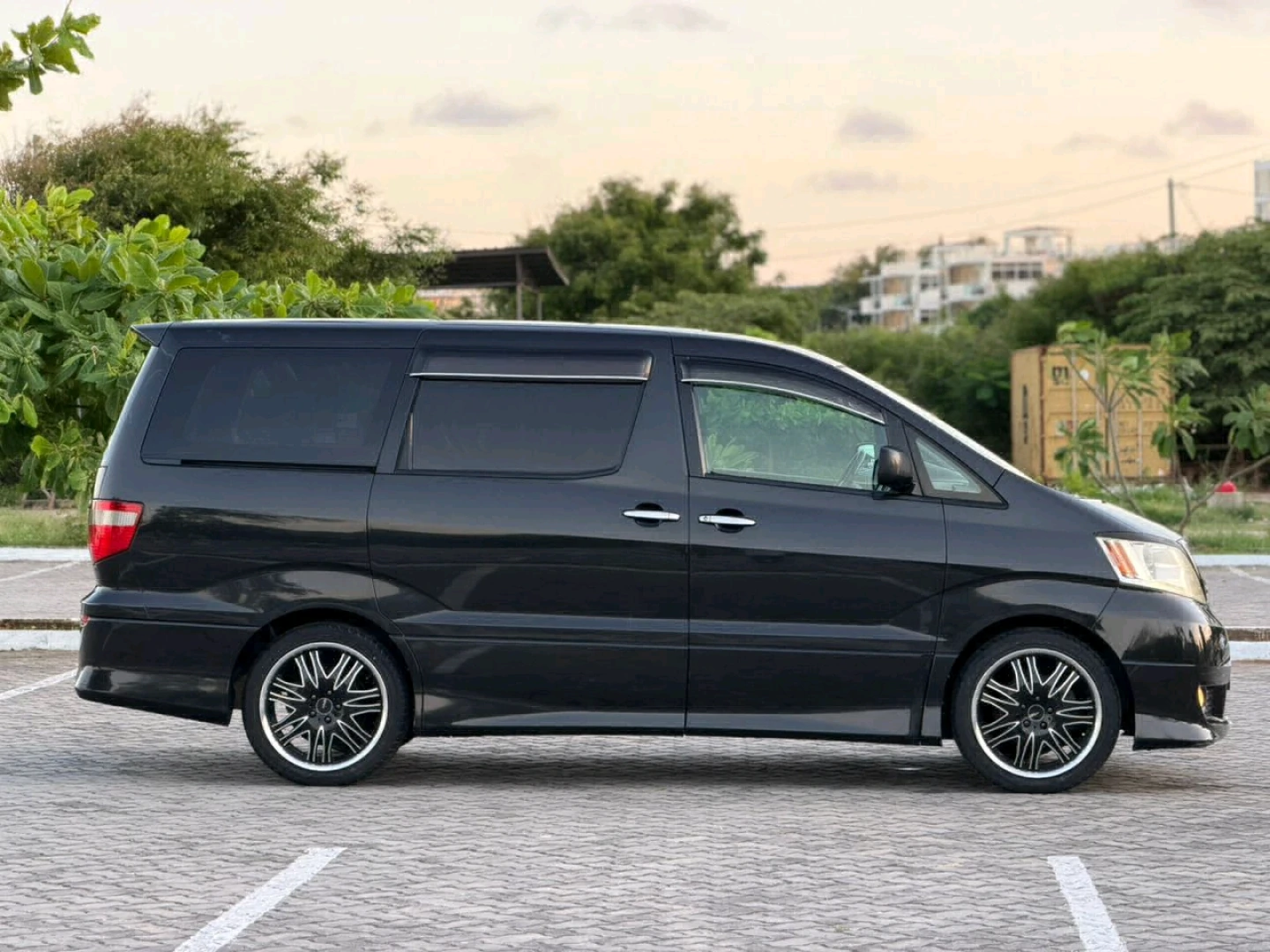 Black Toyota Alphard Sports Modelista Van 2005 thumbnail 7