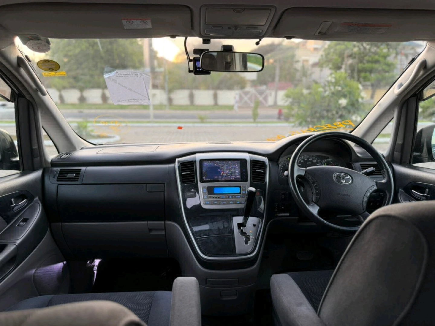 Black Toyota Alphard Sports Modelista Van 2005 thumbnail 8