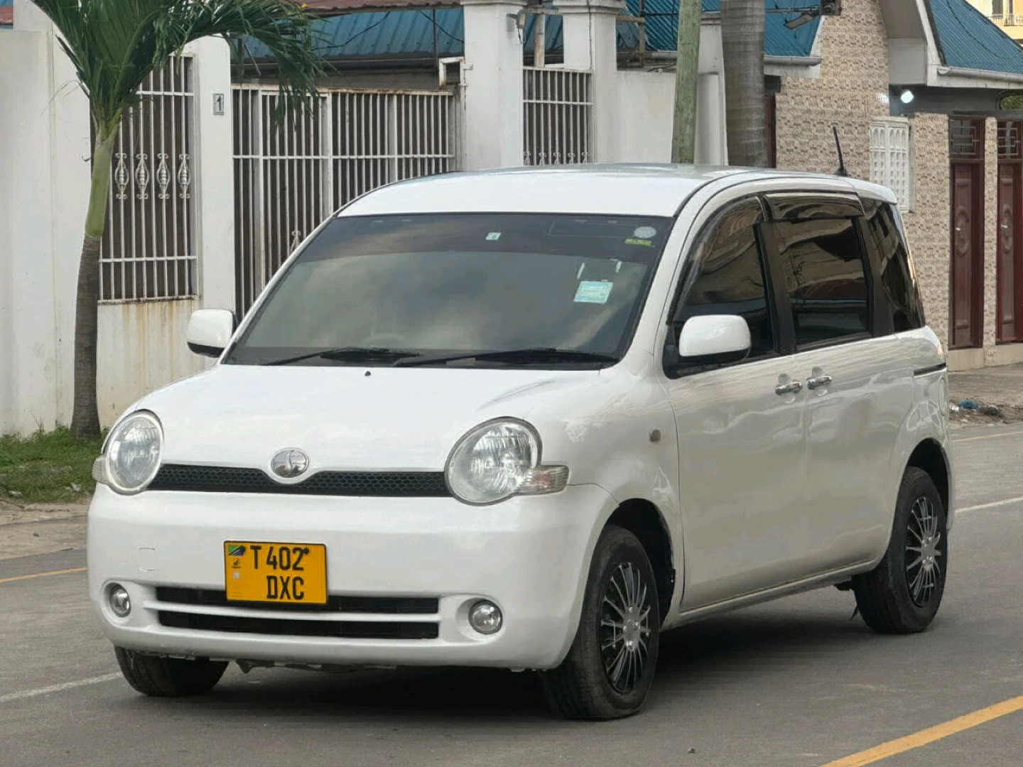 Toyota Sienta White 1490cc Full AC thumbnail 3