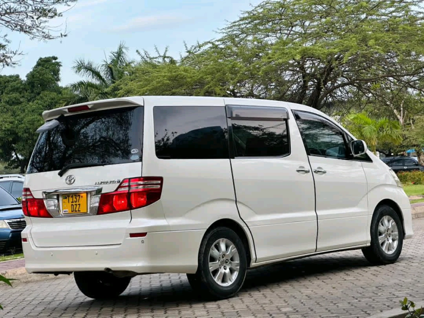 Toyota Alphard Minivan 2006 (T 137 DZZ) thumbnail 4