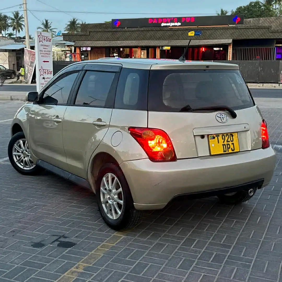 Toyota Ist Beige/Gold for Sale thumbnail 2