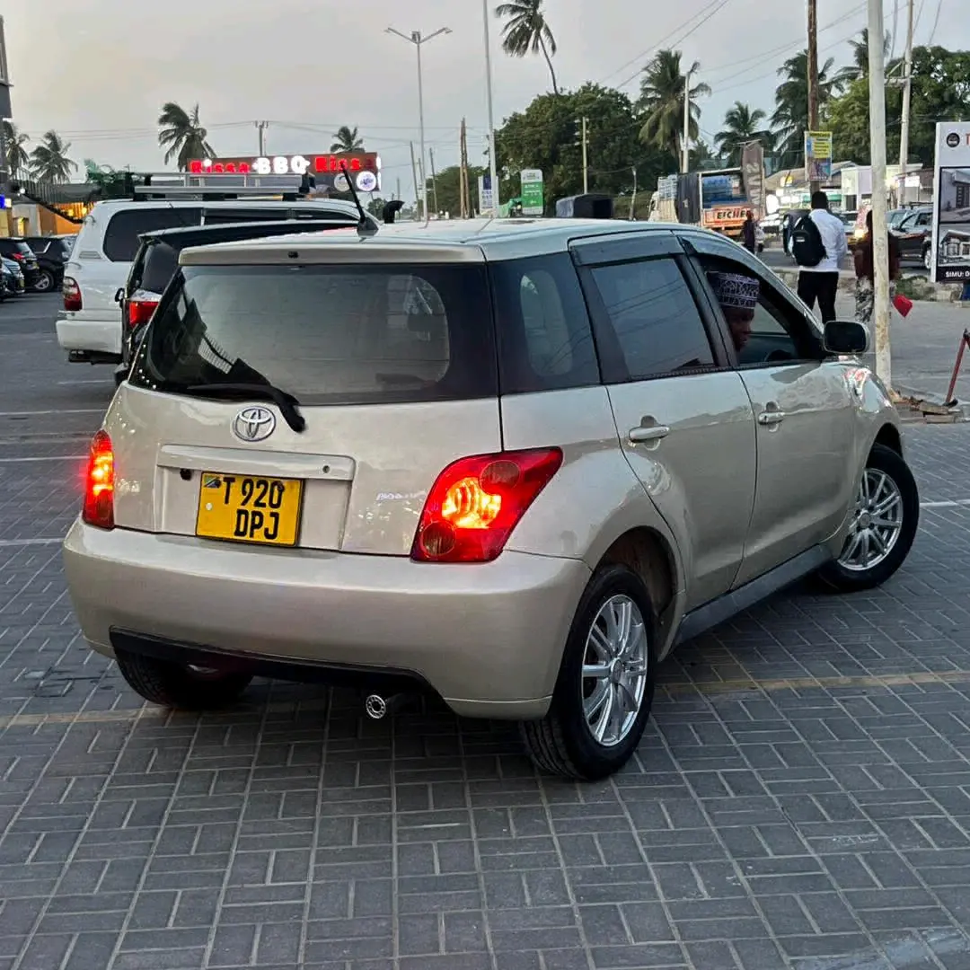 Toyota Ist Beige/Gold for Sale thumbnail 3