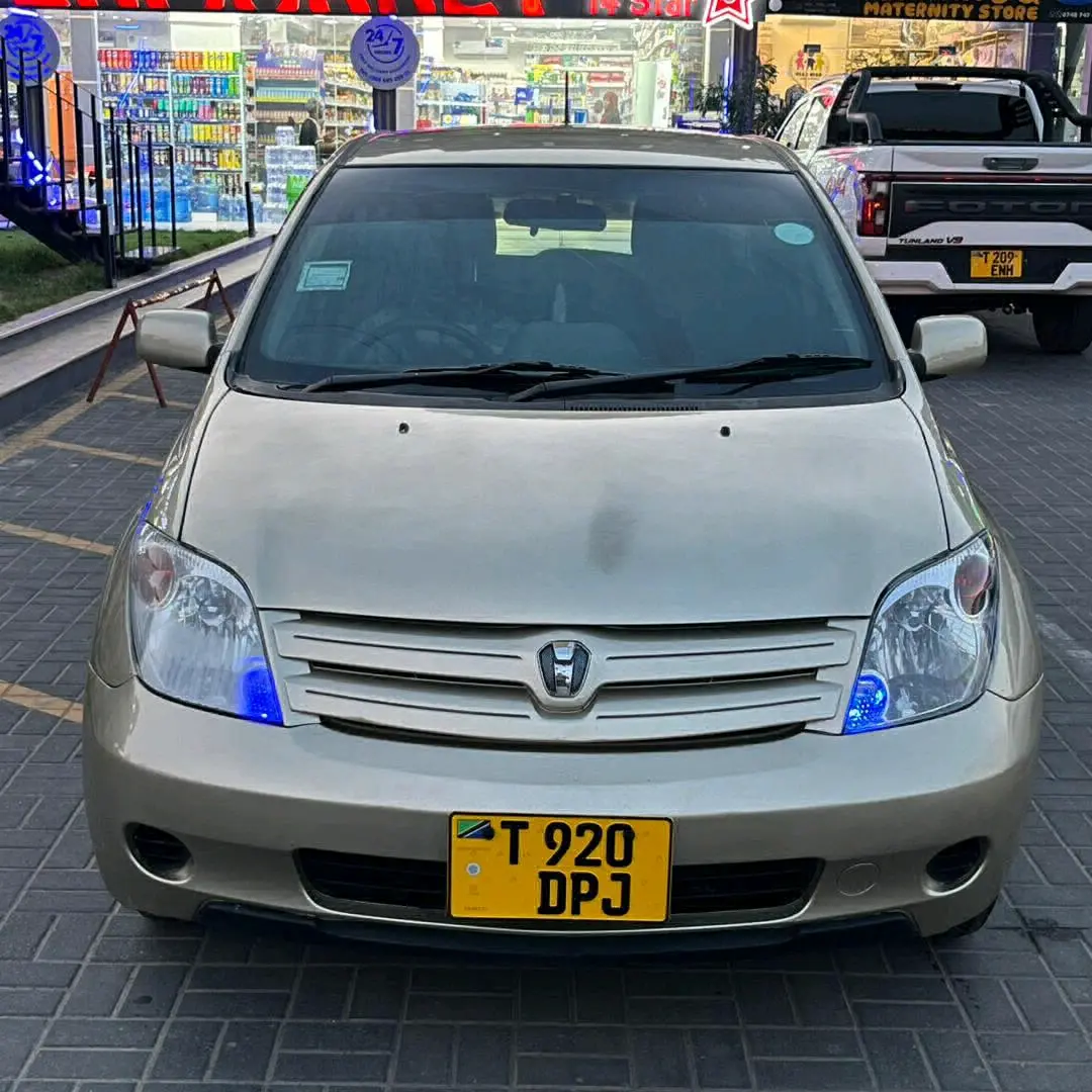 Toyota Ist Beige/Gold for Sale thumbnail 4