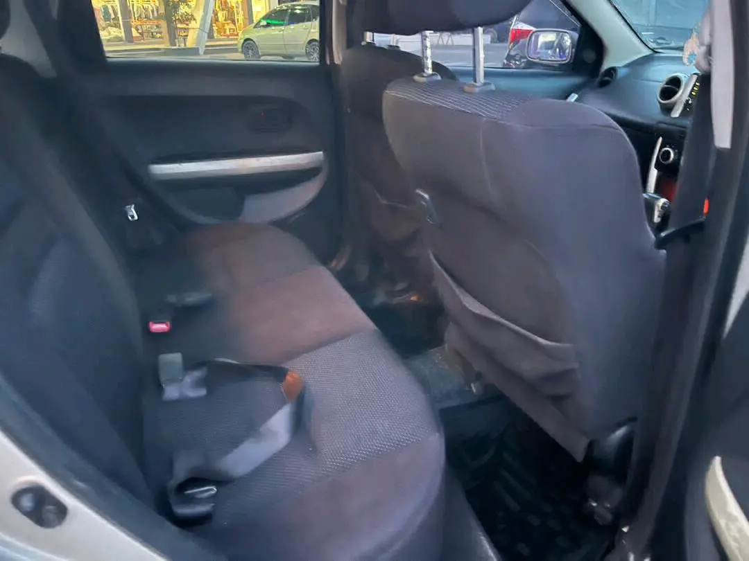 Toyota Ist Beige/Gold for Sale thumbnail 7