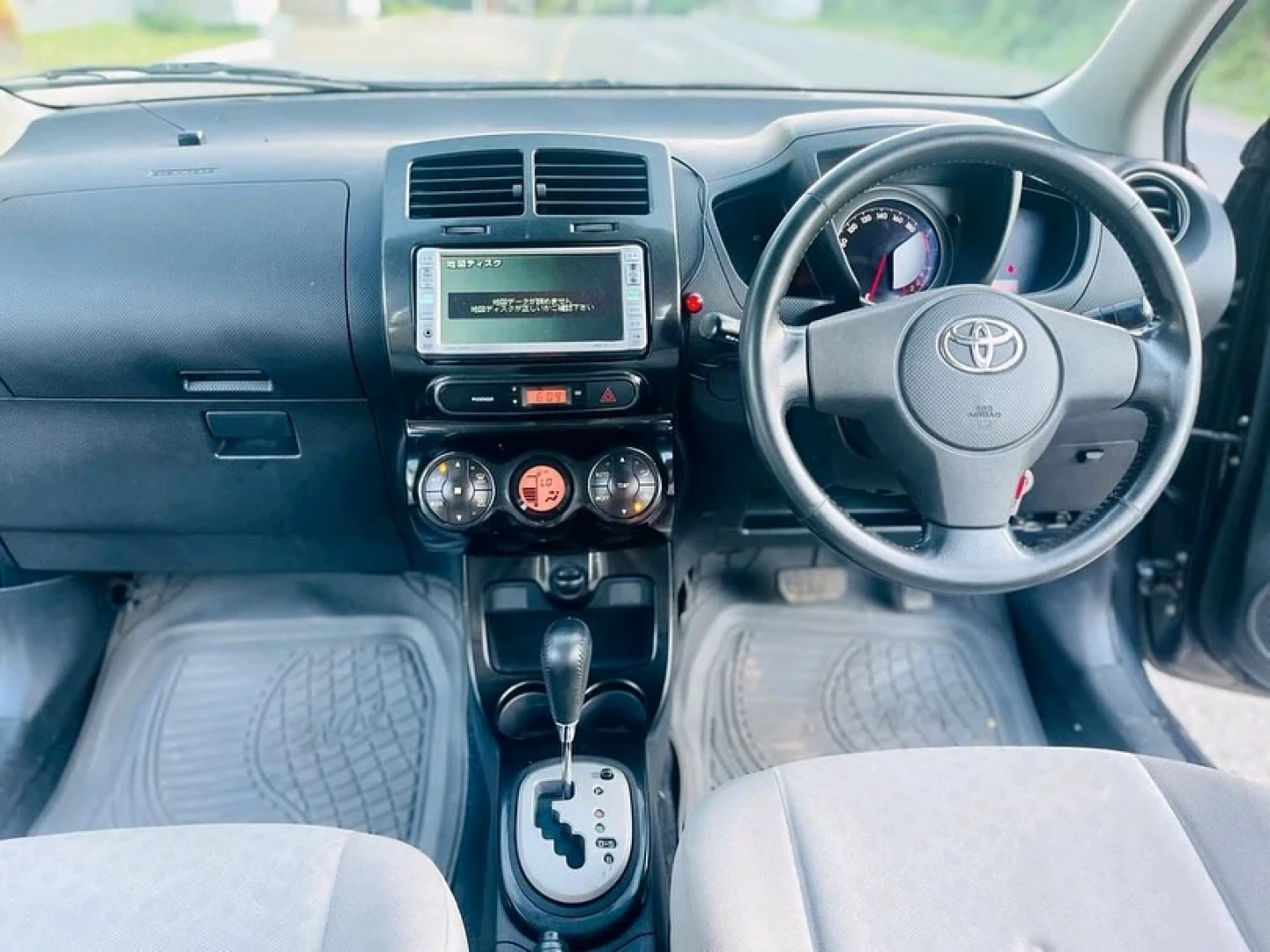 Used Grey Toyota Ist for Sale in Mwanza thumbnail 8