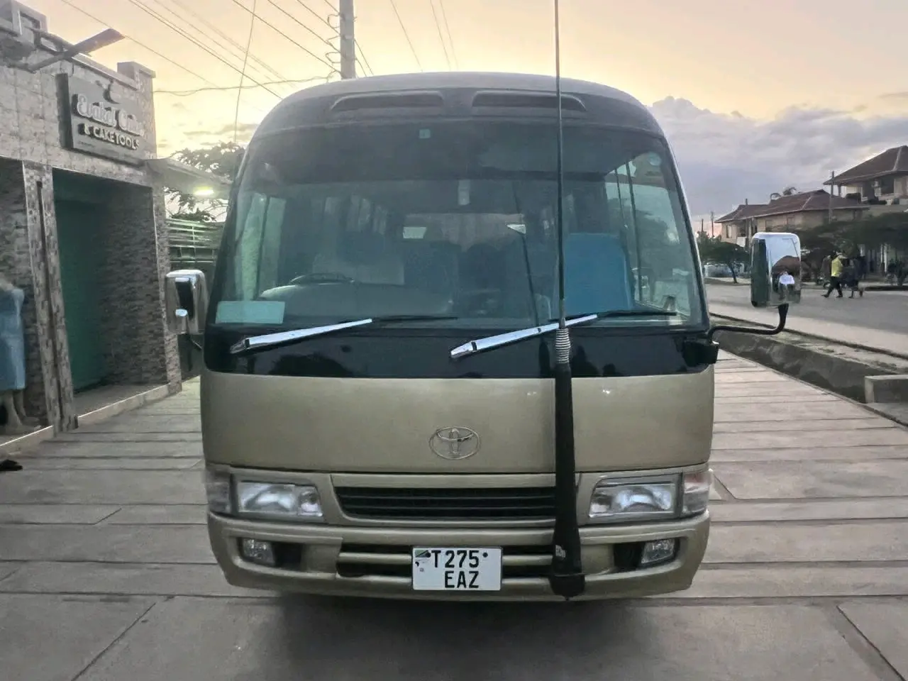 Toyota Coaster thumbnail 9