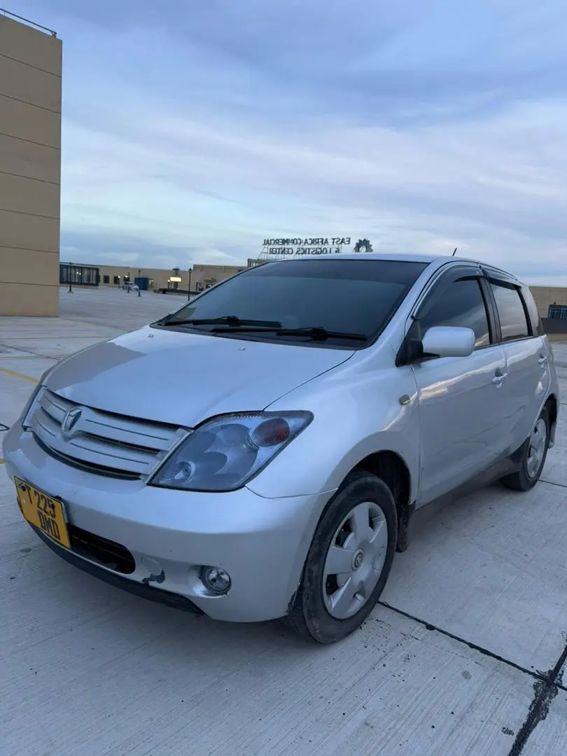 Silver 2004 Toyota Ist 1490cc for Sale thumbnail 2