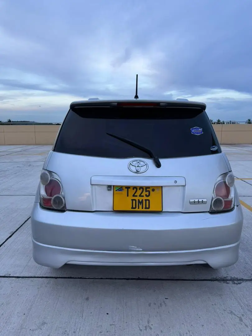 Silver 2004 Toyota Ist 1490cc for Sale thumbnail 4
