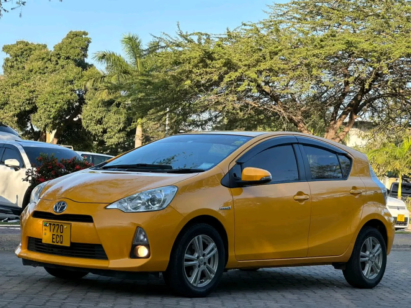Toyota Aqua ECQ 2014 Hybrid Car thumbnail 2