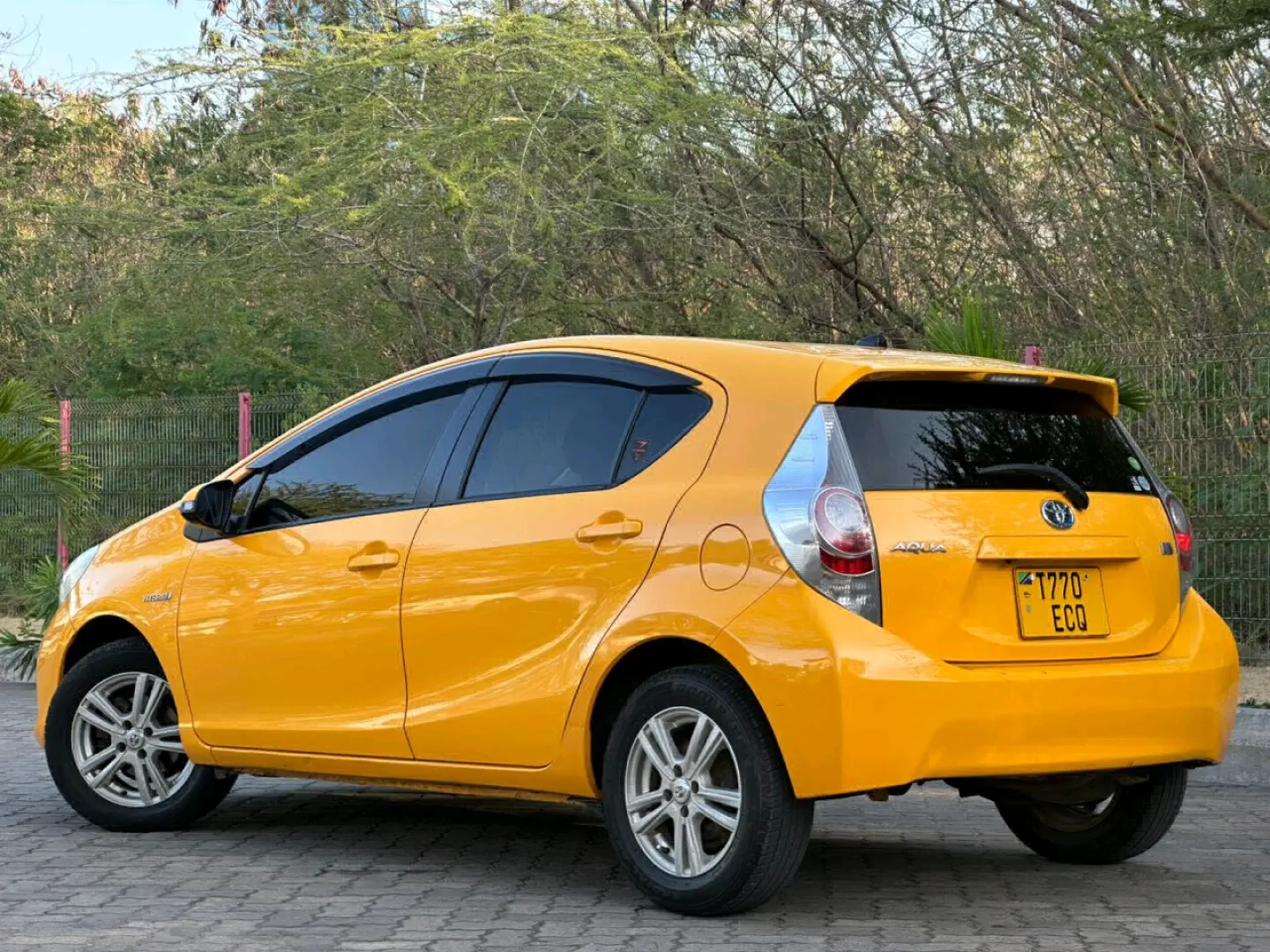 Toyota Aqua ECQ 2014 Hybrid Car thumbnail 5
