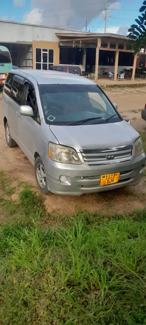 Toyota Noah Silver thumbnail 2
