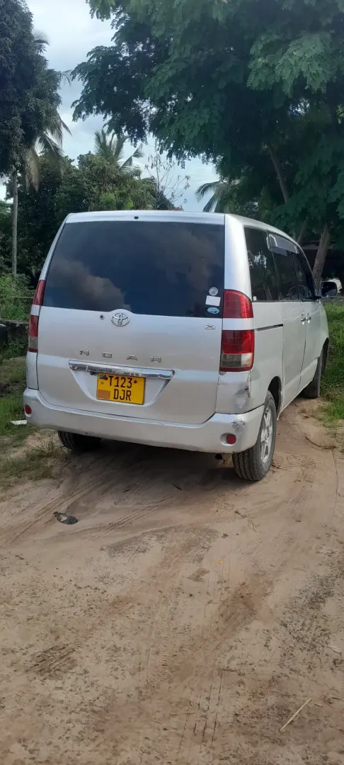Toyota Noah Silver thumbnail 3