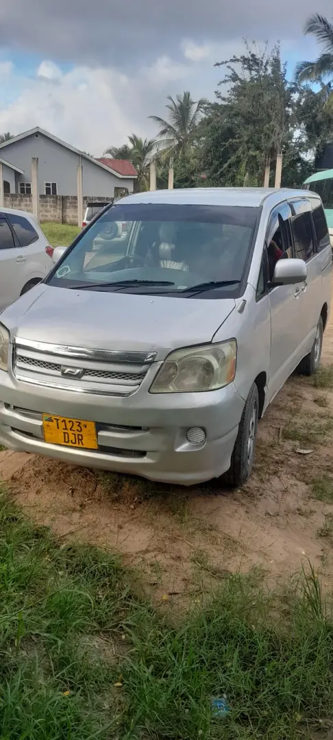 Toyota Noah Silver thumbnail 4
