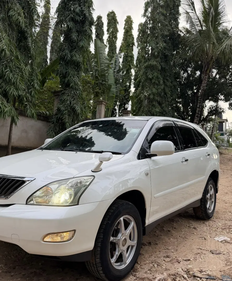 Toyota Harrier CC 2360, White thumbnail 2
