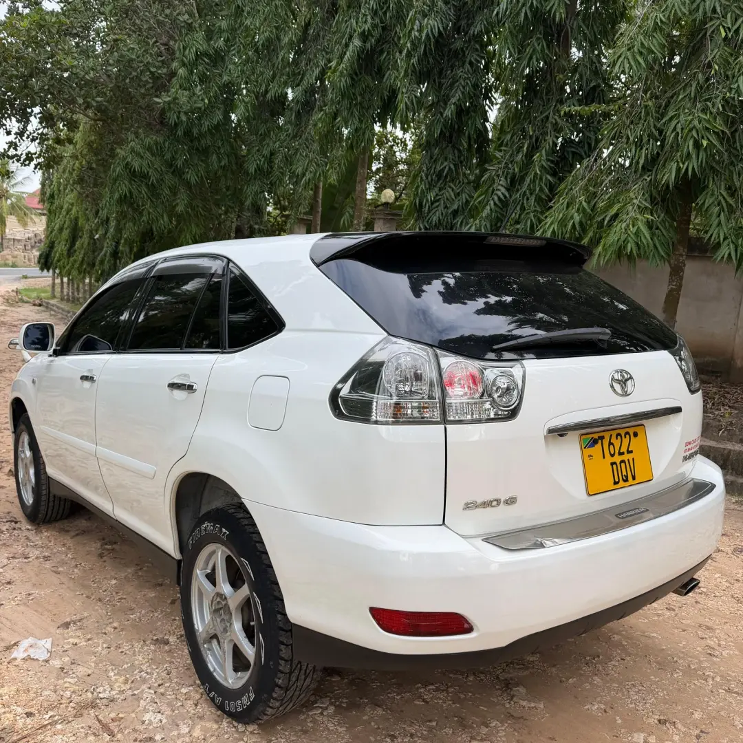 Toyota Harrier CC 2360, White thumbnail 3