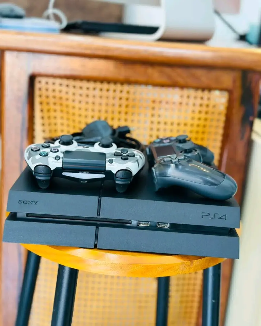 PlayStation 4 Phat + 2 Controllers