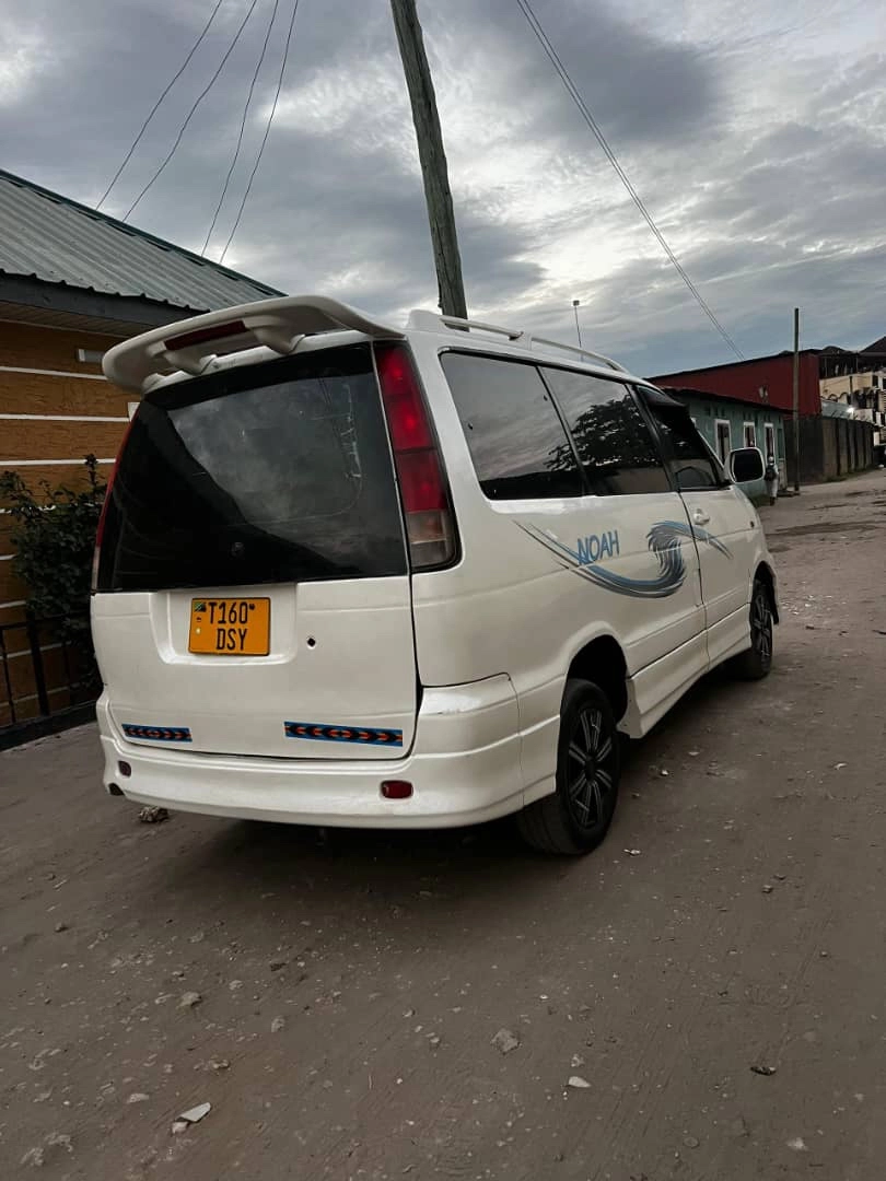 Used Toyota Noah SR40 Minivan 1990cc thumbnail 2