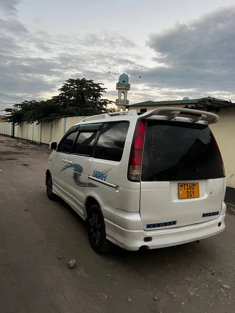 Used Toyota Noah SR40 Minivan 1990cc thumbnail 3