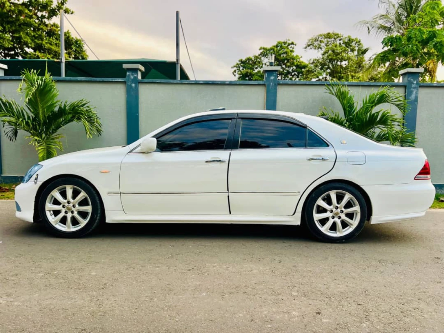 Toyota Crown Athlete Sedan T374DYH - Low Mileage thumbnail 2