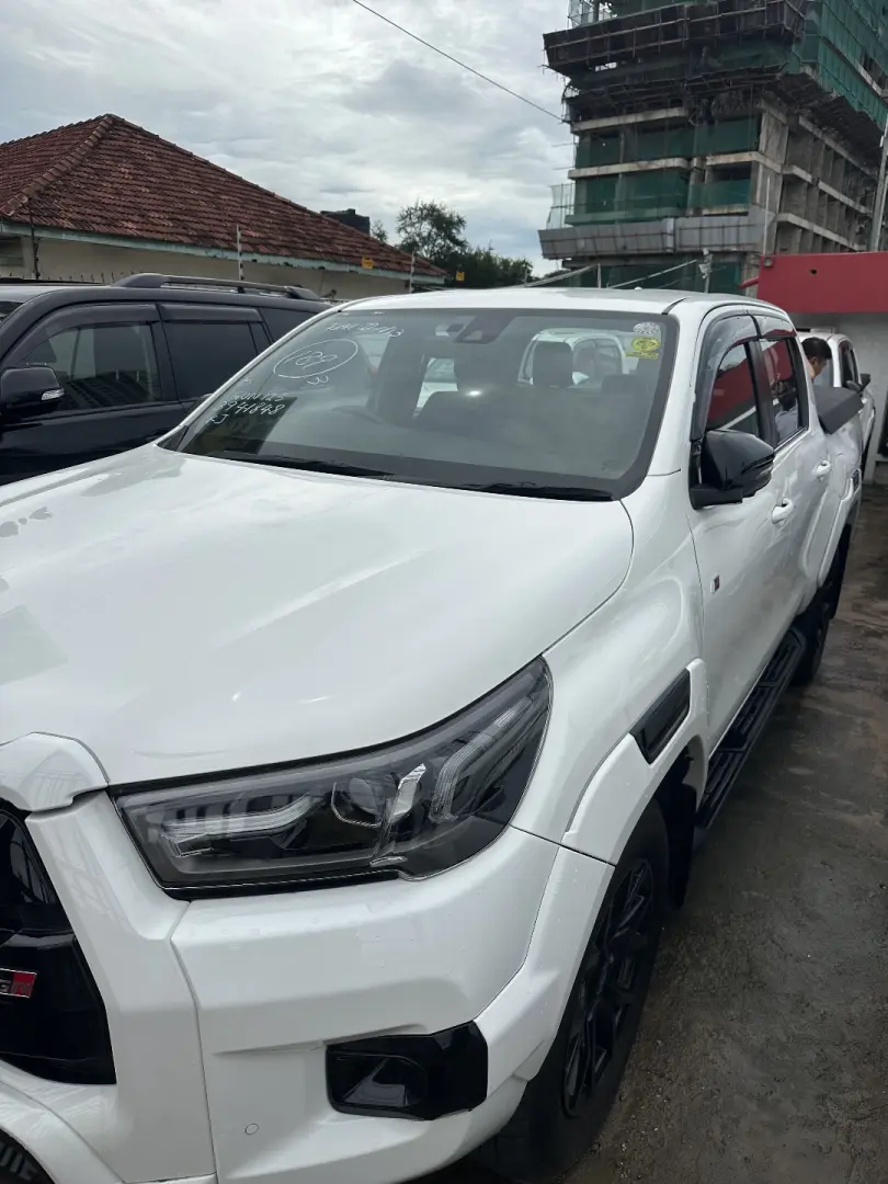 Toyota Hilux GR Sport SR5 2023 thumbnail 3