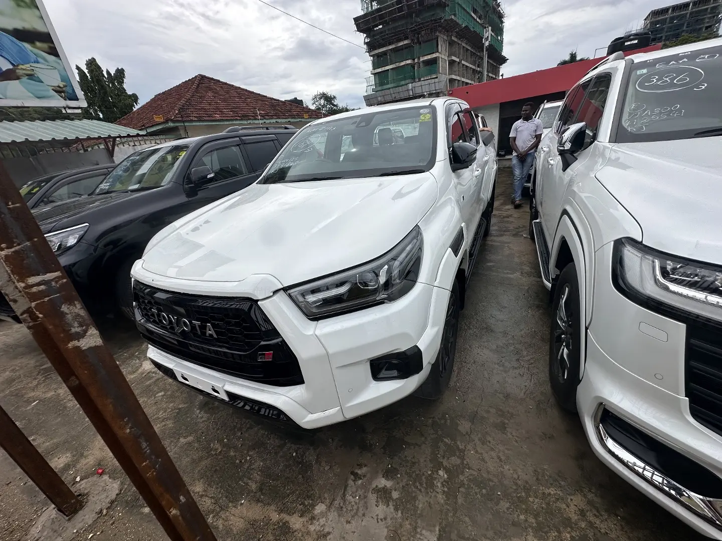Toyota Hilux GR Sport SR5 2023 thumbnail 4