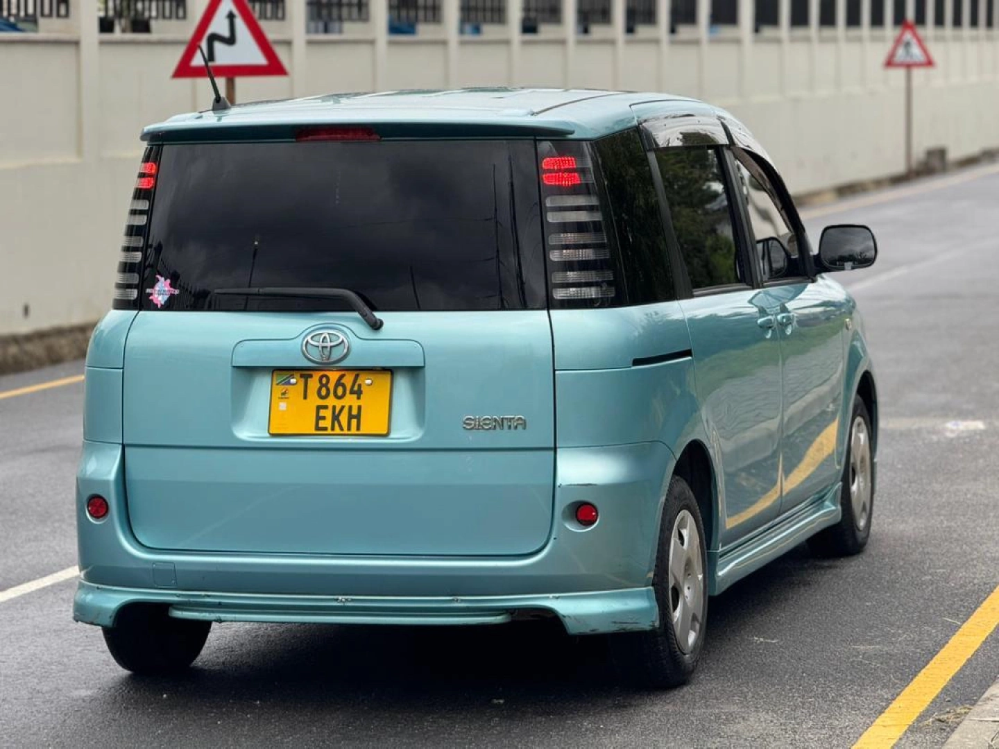 Toyota Sienta Minivan 2005, 1490cc, Full AC thumbnail 3