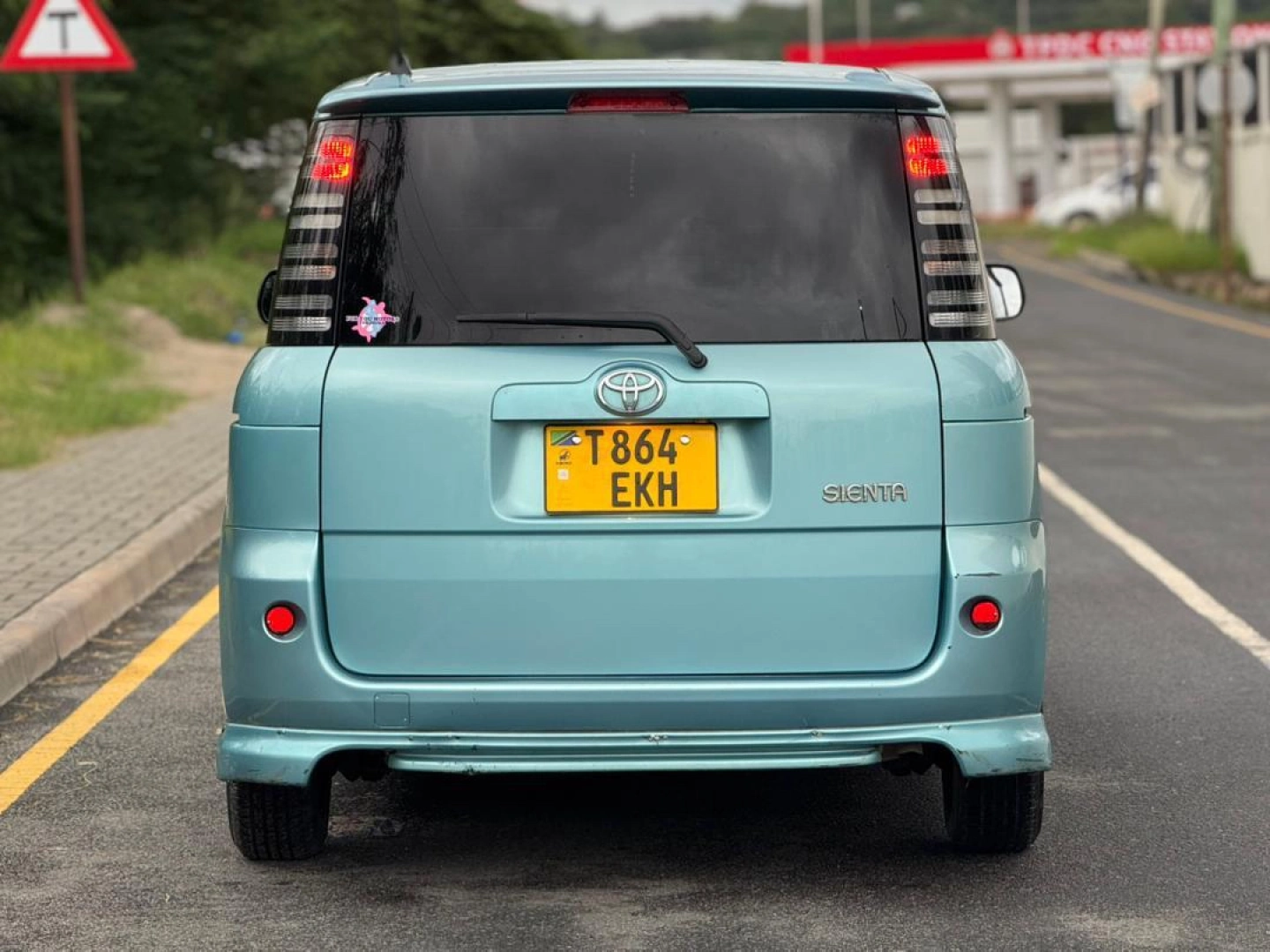 Toyota Sienta Minivan 2005, 1490cc, Full AC thumbnail 9