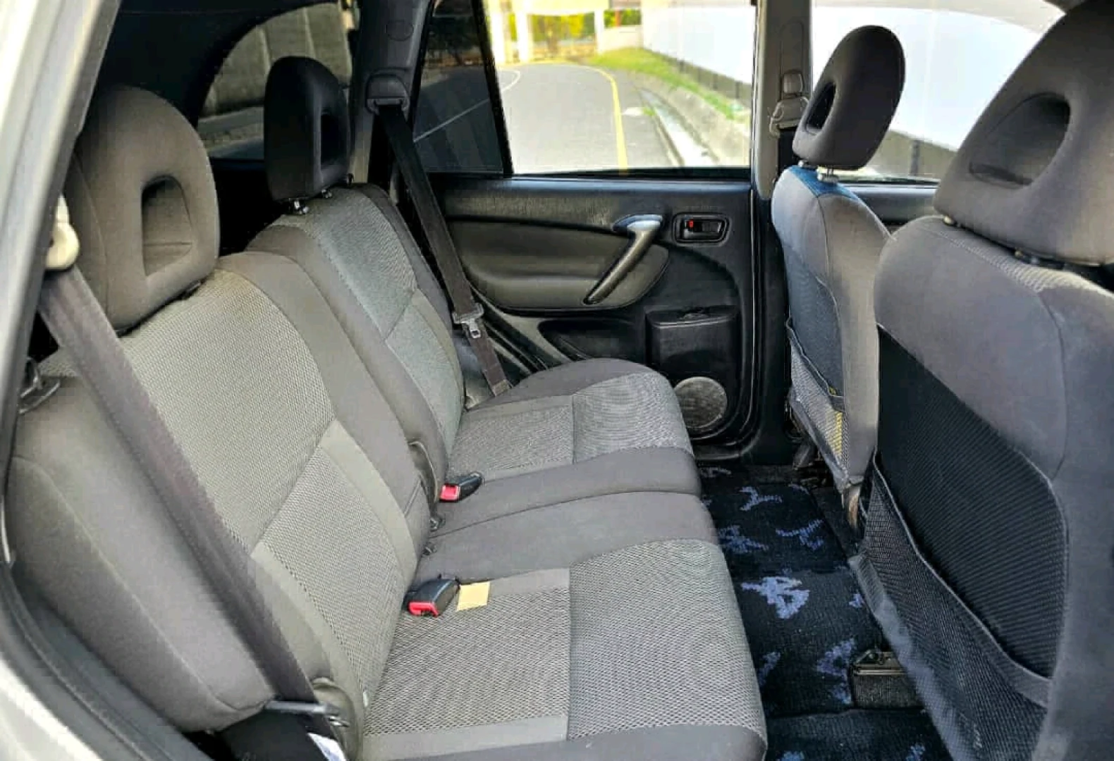 Toyota RAV4 2004 Automatic Silver thumbnail 2